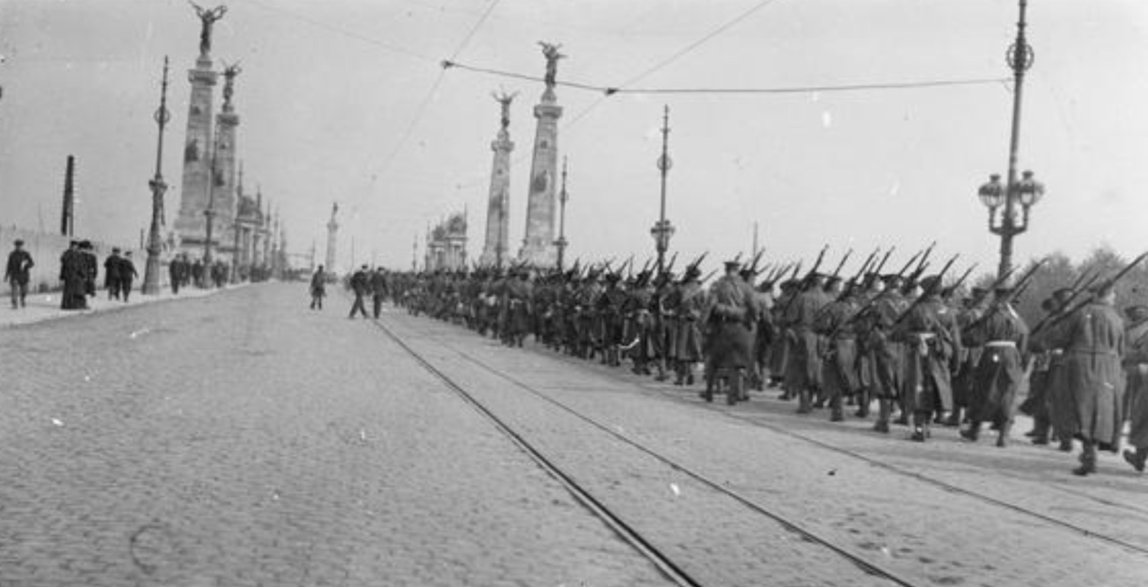 Royal Naval Division .info Howe Battalion marching into Ostend