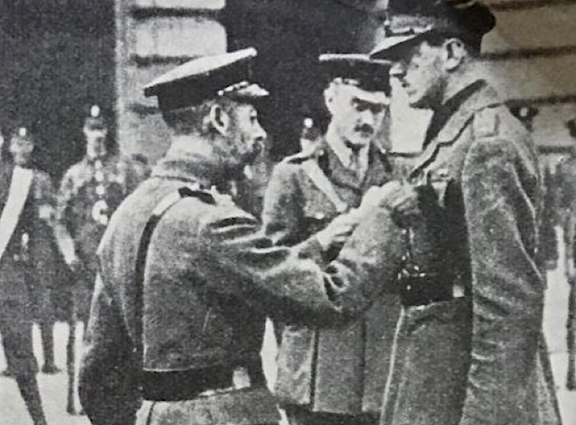 Alfred Pollard being presented with the VC